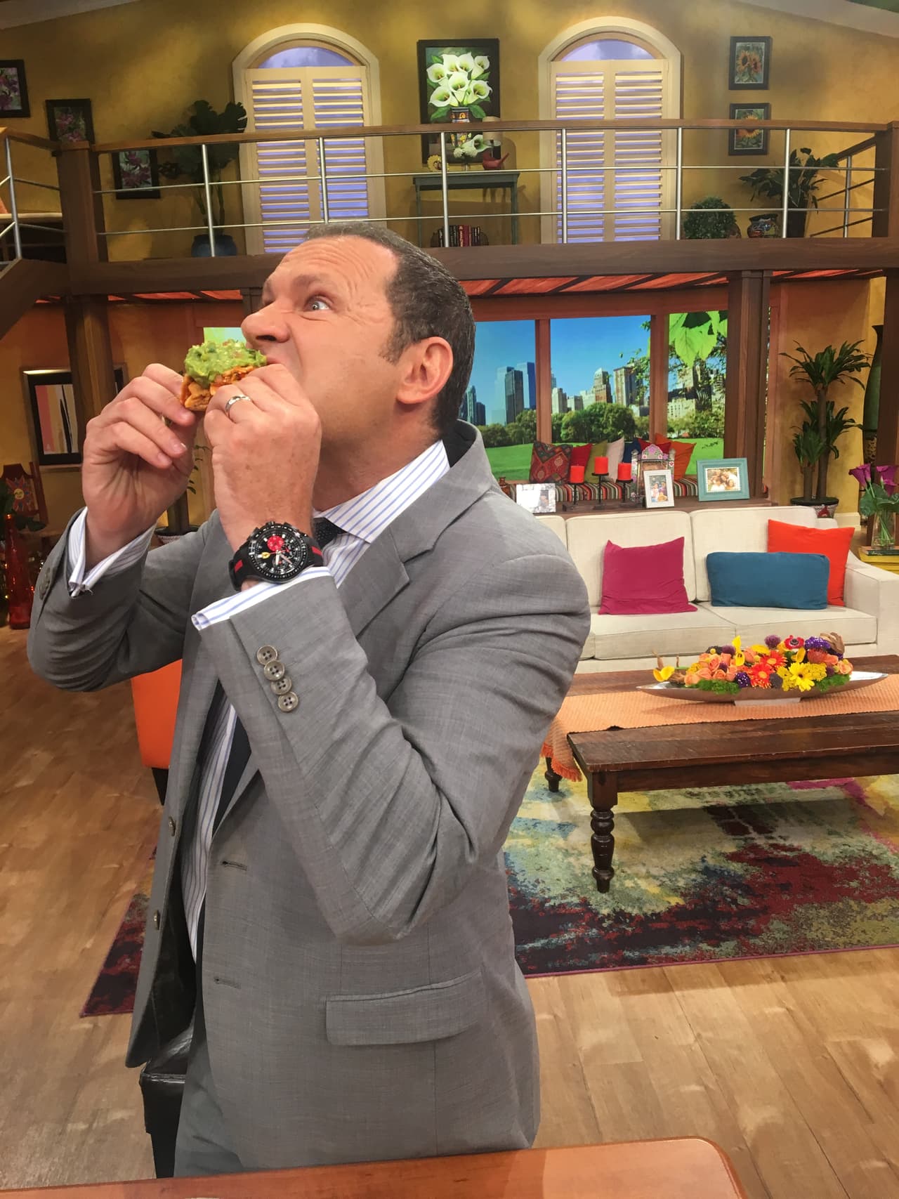 Alan desperto hambriento y no resistió la tentación.