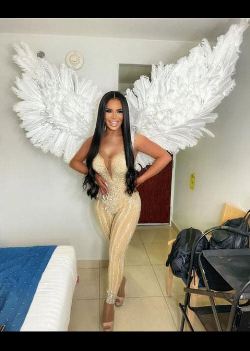 La 'blogger' también contó las supuestas pláticas que suele tener con Loaiza: "Nuestras conversaciones casi siempre son muy divertidas porque
<b>nos recomendamos restaurantes, películas</b> y cosas bonitas; nuestra información es muy sana, a él le gusta mucho la banda".
<br>