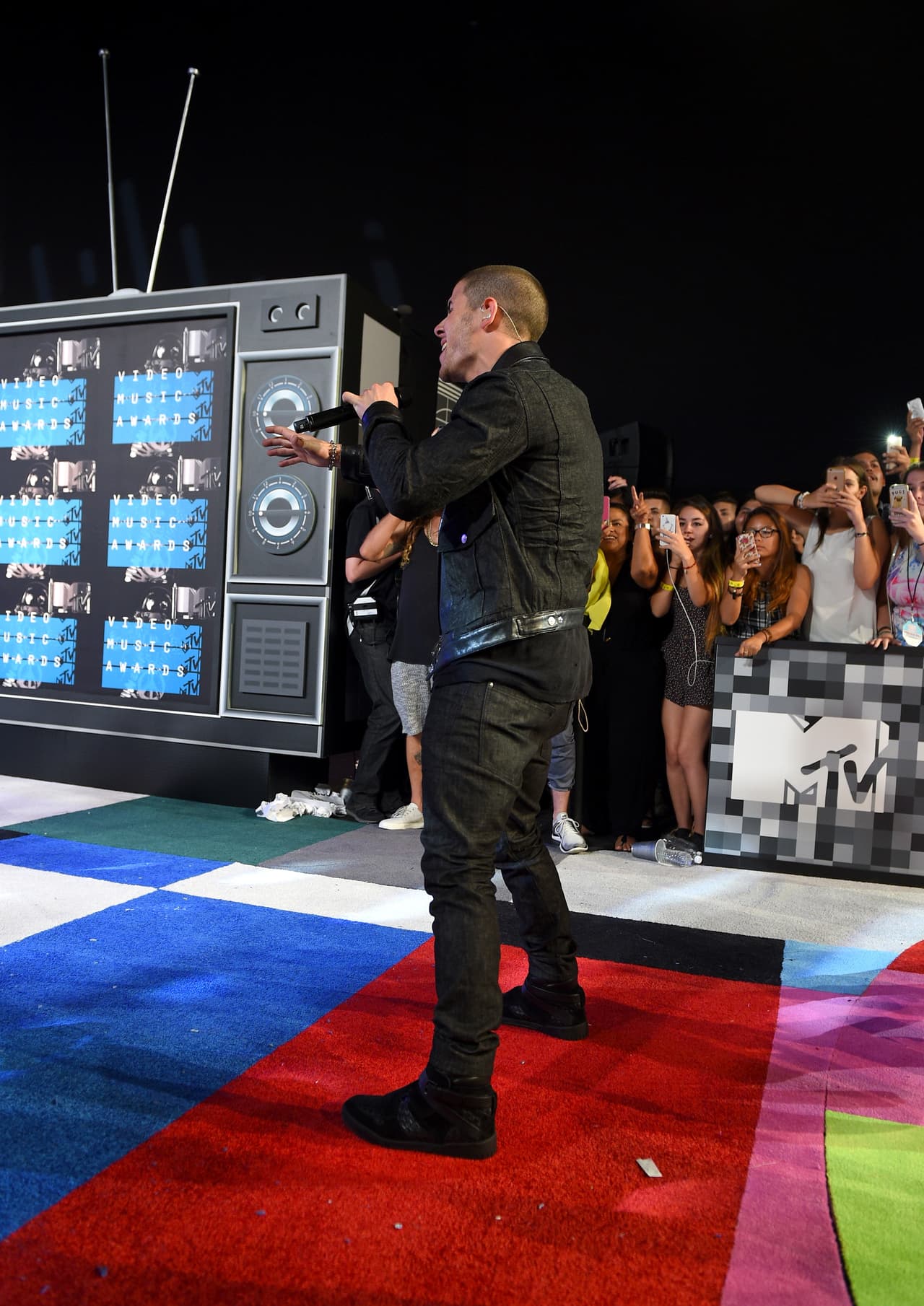 Se portó súper lindo con sus fans y hasta les regaló dos entradas para estar en los premios MTV.