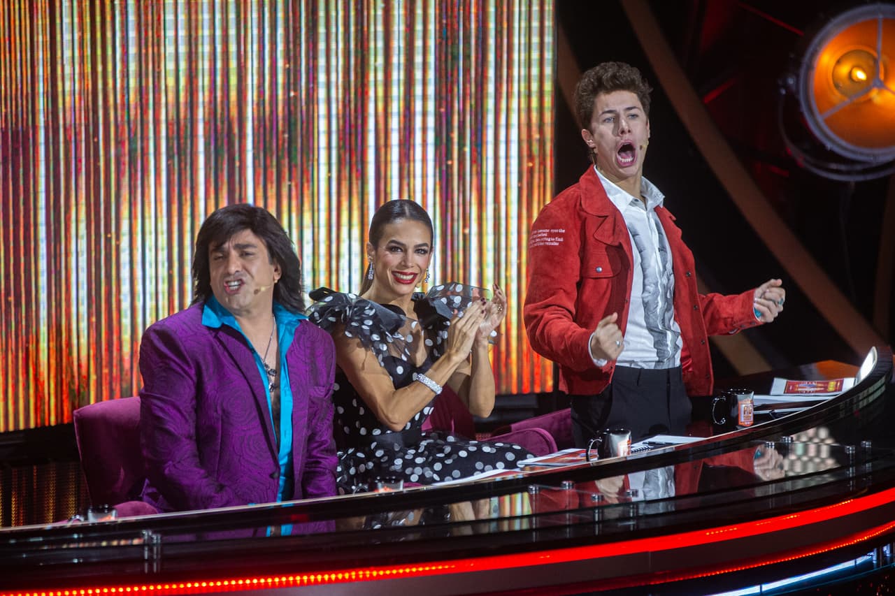 Y así fue. Los cuatro famosos se dejaron llevar por la ola de talento que hubo en esta quinta temporada. En esta imagen vemos como Juanpa Zurita saca más de un sentimiento.