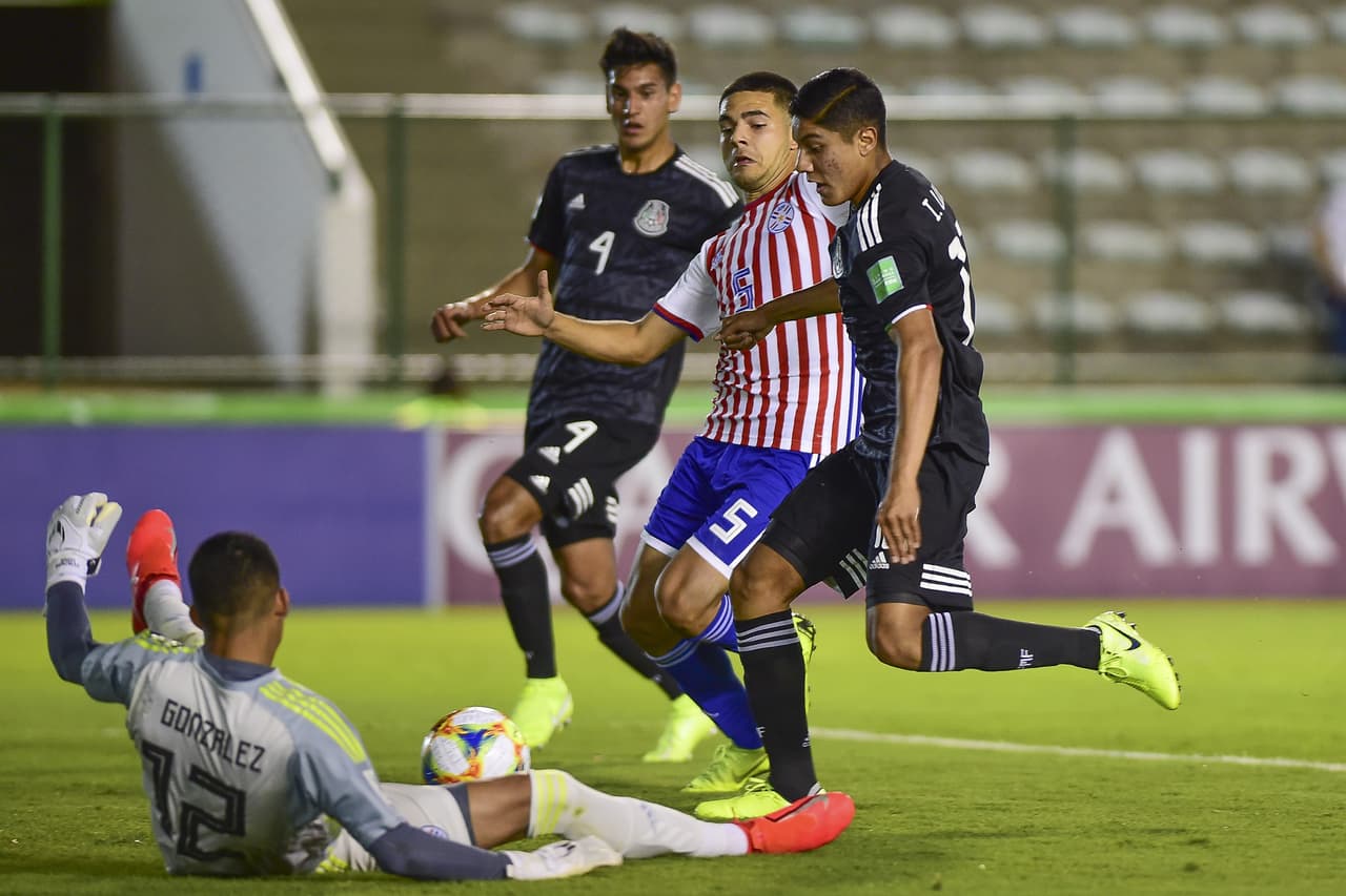 Entre Ángel González y Ortiz evitan el gol del equipo mexicano, por conducto de Luna.