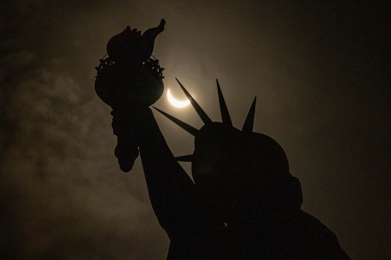 En Nueva York, 
<b>la luna cubriendo parcialmente frente a la Estatua de la Libertad </b>durante el eclipse sola en Liberty Island. Para ver más imágenes del eclipse en Nueva York, entra a 
<a href="https://www.univision.com/local/nueva-york-wxtv/eclipse-solar-nueva-york-2024-asi-lo-vivieron-residentes-gran-manzana-fotos" target="_blank">este enlace</a>.