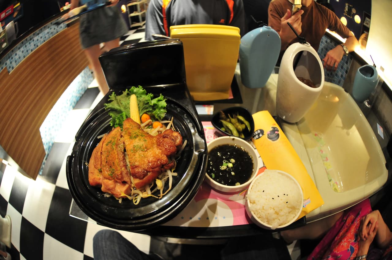 <a href="https://www.buzzfeed.com/inarelationshipwithpizza/9-crazy-photos-from-taiwans-modern-toilet-resta-7shb"><b>Modern Toilet</b></a>
<br>La imagen lo dice claro: la estética de este lugar tiene un perfil escatológico y todo —el comedor, la vajilla, la comida— está relacionado a los baños y la comida. El lugar abrió en 2004 y ha sido tan exitoso que tiene 12 locaciones repartidas en ciudades como Tokio, Taiwan y Hong Kong.