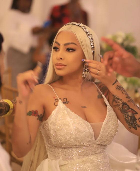 Pero mientras la madre de la supuesta hija del puertorriqueño presumía nuevas fotos de la menor, la rapera también mostraba cómo su esposo ya estaba escogiendo calzado deportivo para la bebé que espera con él. 
<br>