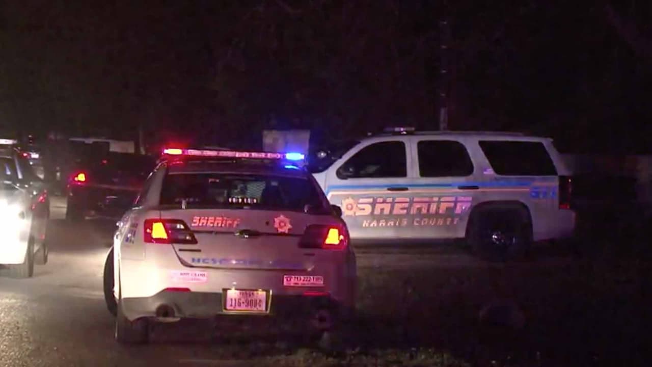 El sospechoso con el arma disparó contra el otro que murió en la escena.