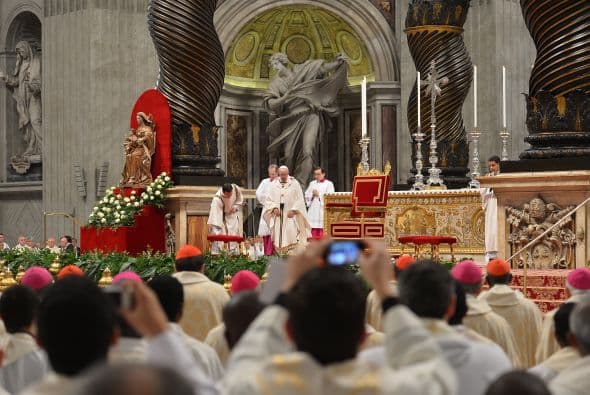 La misa oficiada en la basílica de San Pedro del Vaticano abre el Triduo Pascual en el que los sacerdotes renuevan las promesas sacerdotales, pobreza, castidad y obediencia.