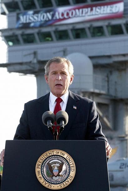 2. "Misión cumplida". George Bush anunciaba en 2003 el fin de las operaciones de combate en Irak, en lo que debería haber sido una ocasión histórica. La pancarta que colgaba detrás suyo sería una de las mentiras más grandes de su mandato.