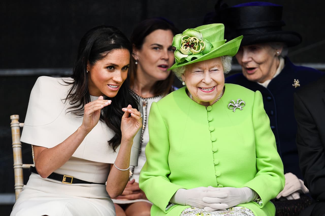 De hecho, el protocolo real establece que la persona más importante siempre debería formar una línea diagonal con el conductor. "Probablemente Meghan no estaba clara y olvidaron informarle", añadió el perito.