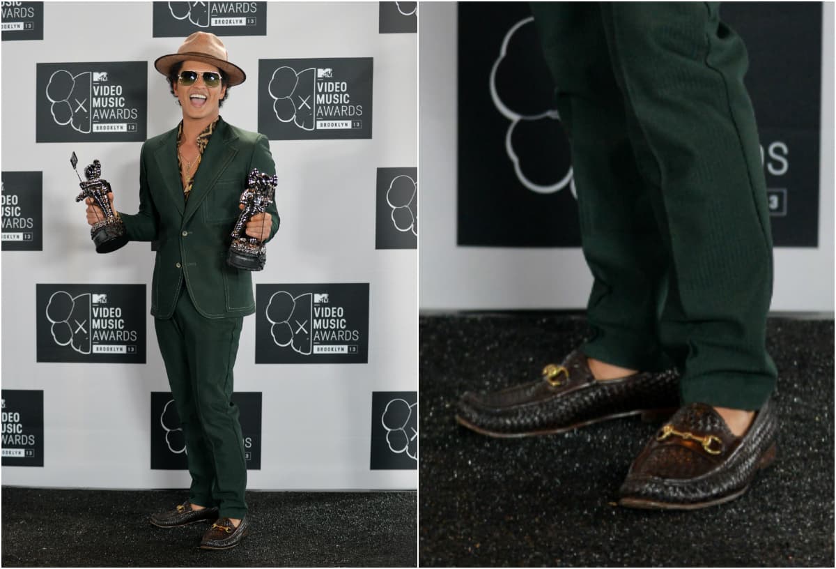 Cantantes como Bruno Mars prefieren que los mocasines hagan 'match', incluso con el tipo de tela que usan.