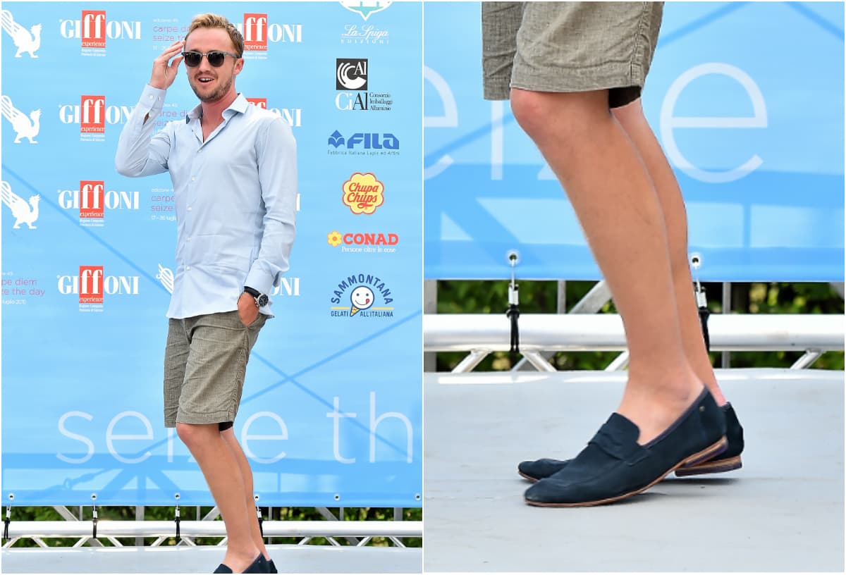 ¡Es la misma regla que sigue Tom Felton! Usar los mocasines con shorts o bermudas de telas frescas es lo de hoy.