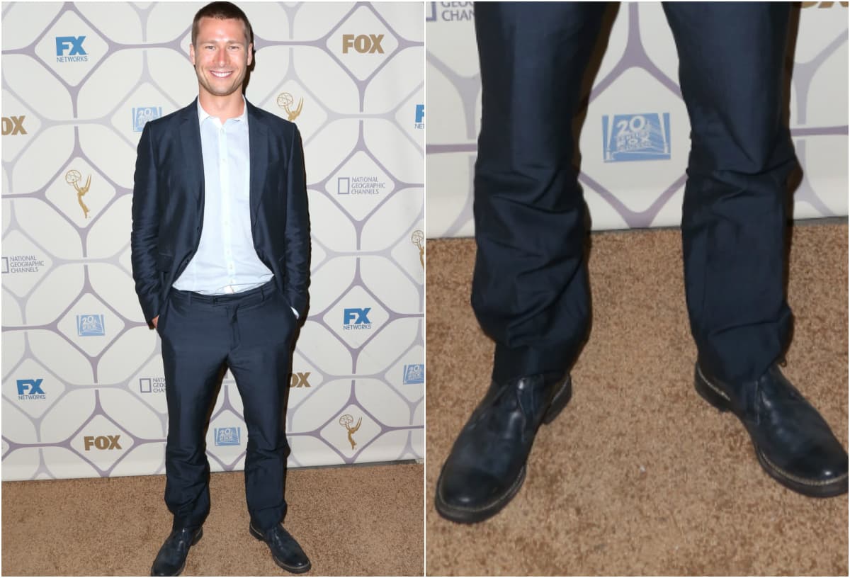 Más clásico es el actor Glen Powell, quien añade suéteres, sacos y blazers para lucir más juvenil.