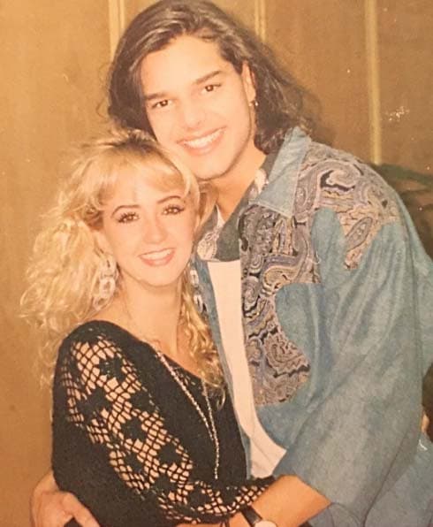 También actuó en la telenovela 'Alcanzar una estrella II' e integró el grupo Muñecos de Papel. ¿Qué tal esta foto con Andrea Legarreta?