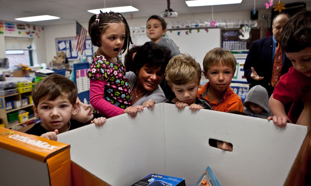 Otro recurso se conoce como
<b>Sponsor-a-Family, un programa de las Caridades Católicas de Chicago. </b>Ayudan a las personas mayores y las familias de bajos ingresos durante la temporada de Navidad y los días festivos. El programa ayuda con cosas para la casa como ropa, libros o incluso útiles escolares gratuitos. Cientos de familias en dificultades, desempleadas y de bajos ingresos de la región generalmente se inscriben en el programa cada año.