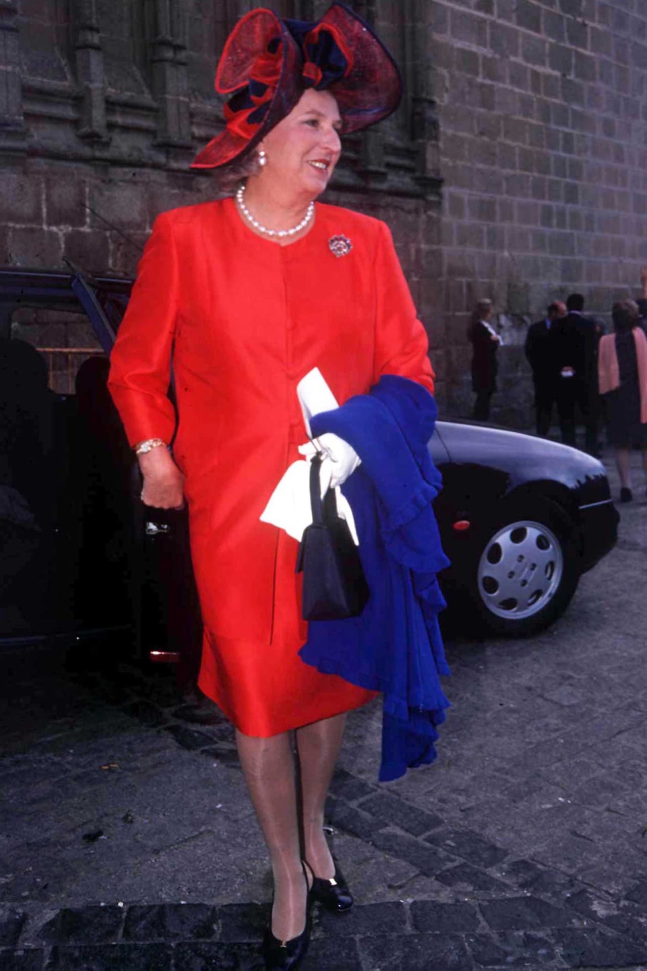 Tuvo que renunciar a sus derechos sucesorales por contraer un matrimonio morganático, es decir, una unión entre un noble y un plebeyo.
<br>