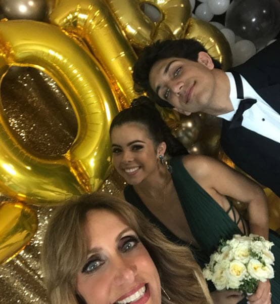 "Siempre me imaginaba la noche del prom de mi hijo y en un abrir y cerrar de ojos llegó. Son días especiales en la vida de nuestros hijos y hay que dar gracias a Dios que podemos disfrutarlo con ellos", expresó en Instagram.