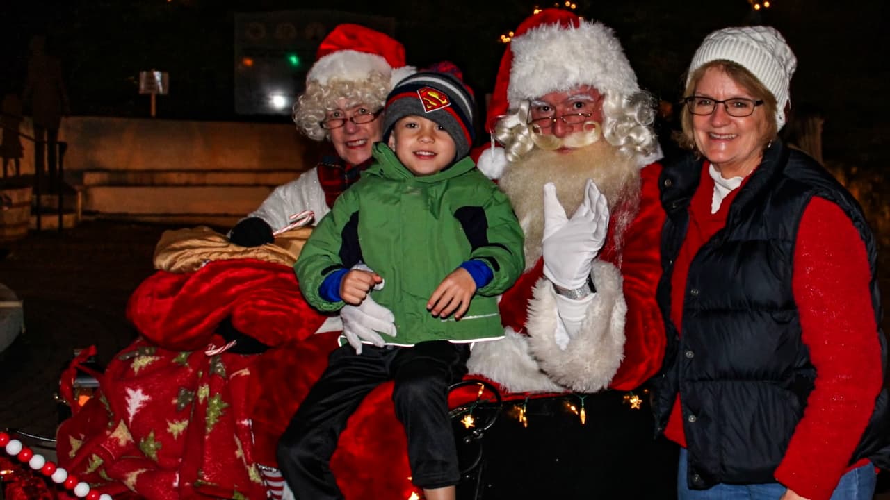 El condado de Jackson celebra Navidad con concierto y espectáculo de fuegos artificiales 