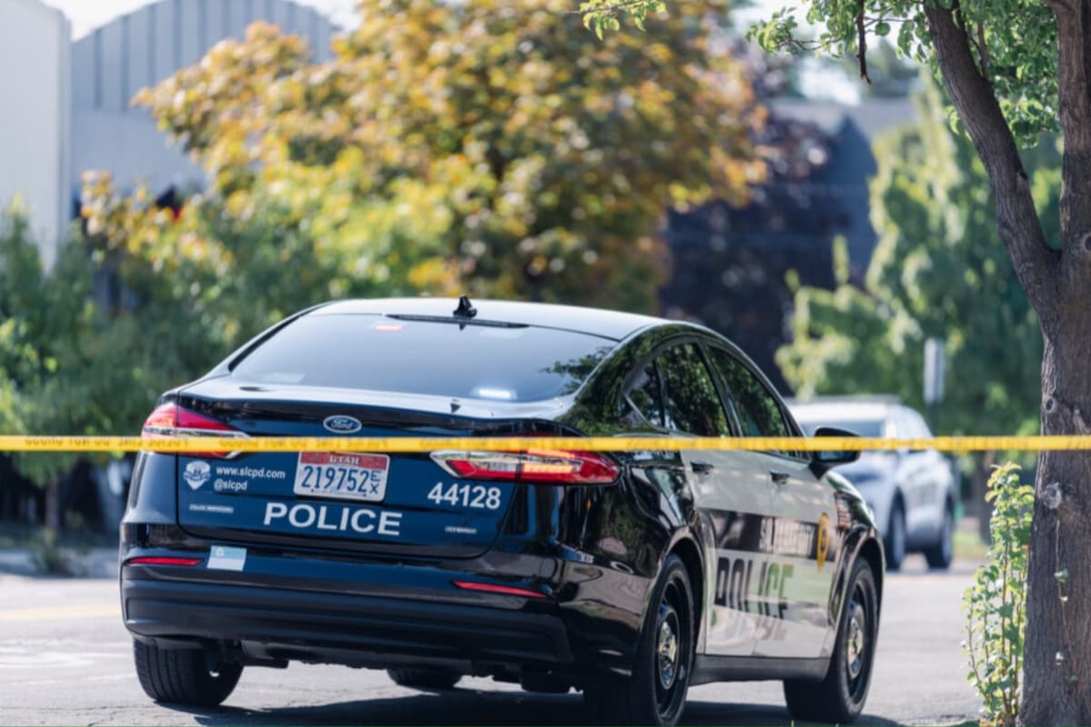 El sospechoso se atrincheró en la habitación y la segunda persona identificada como una mujer con una orden de arresto por un delito grave. Ella también se negó a salir.