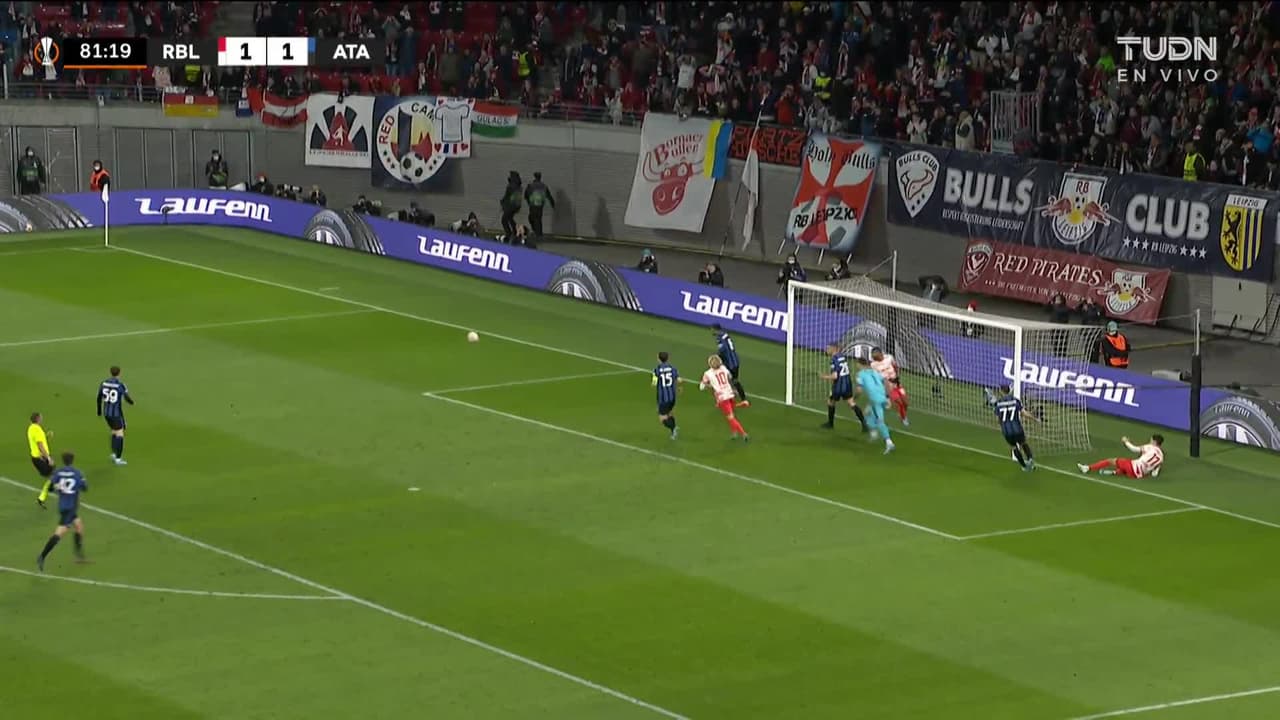 ¡CERCA! Dominik Szoboszlai disparó que se estrella en el poste.