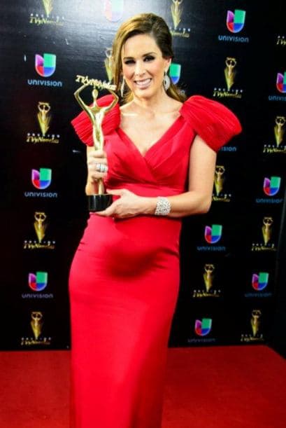 Jacqueline Bracamontes siempre es una las favoritas en la alfombra de los Premios TVyNovelas. Este año no fue la excepción. Y es que Jaquie lució radiante en un vestido rojo que nos dejó boquiabiertos.
