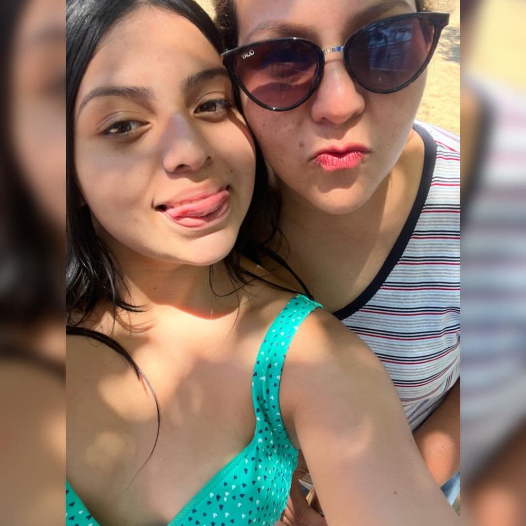 Cuando desapareció también usaba
<b>pantalones tipo chándal negros y zapatos Crocs negros.</b>