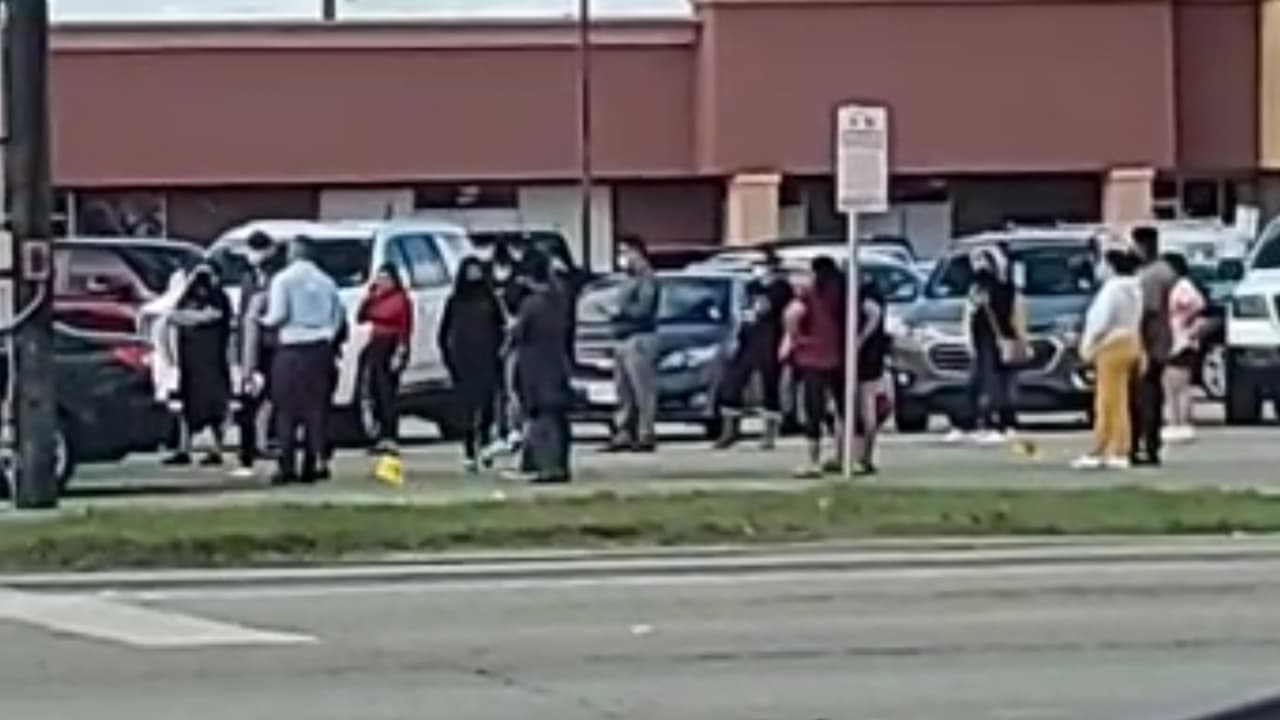 Al igual que las autoridades locales han pedido a los residentes que asistieron a reuniones en lugares cerrados que también acudan a los centros de detección de
<b><a href="https://www.univision.com/local/houston-kxln/corbevax-vacuna-coronavirus-covid-19-houston-texas-fotos">covid-19. </a></b>