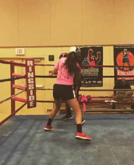 Del ring al canto. April sabe que esta combinación por extraña que parezca, no le impide luchar por lo que quiere en el mundo musical.