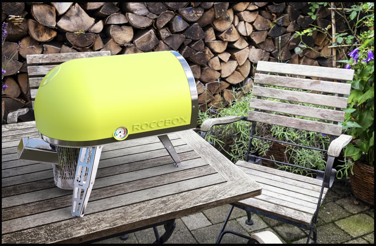 Un inventor británico lanzó el primer horno de pizza portátil que ahora podría acaparar todas las reuniones, olvídate de un asado de carnes con este invento lo de hoy serán las pizzas.