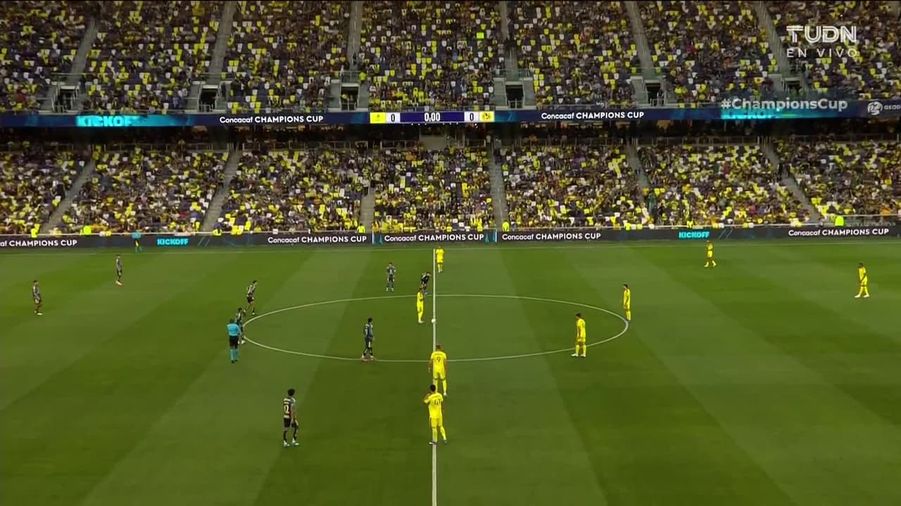 Arranca el partido y la pelota está en juego.