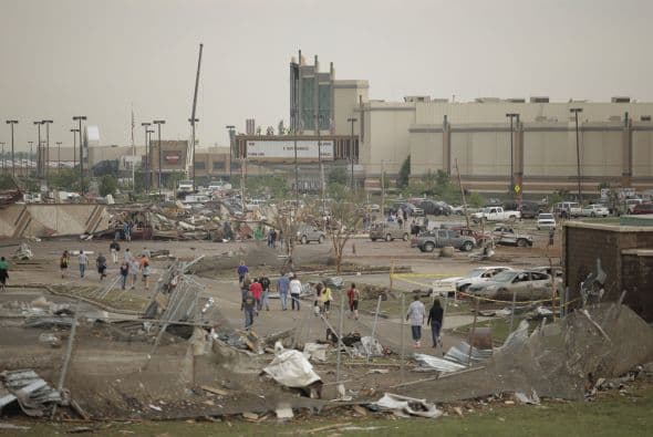 De más de tres kilómetros de diámetro, el tornado afectó a los suburbios del sur de Oklahoma City y arrasó casas y edificios a su paso.