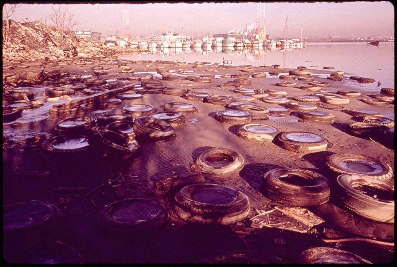 En todo el país, la EPA ha obligado a las ciudades a solucionar sus problemas ambientales. Las nuevas regulaciones restringieron el vertimiento de desechos industriales y la agencia amplió 
<a href="https://www.epa.gov/sites/production/files/2015-09/documents/primer.pdf">las instalaciones municipales de tratamiento de aguas residuales</a>. En 1977, año que fue tomada esta fotografía en Baltimore, la EPA implementó 
<a href="https://www.epa.gov/ground-water-and-drinking-water">las normas para el agua potable</a> para todas las entidades públicas suministradoras de agua.