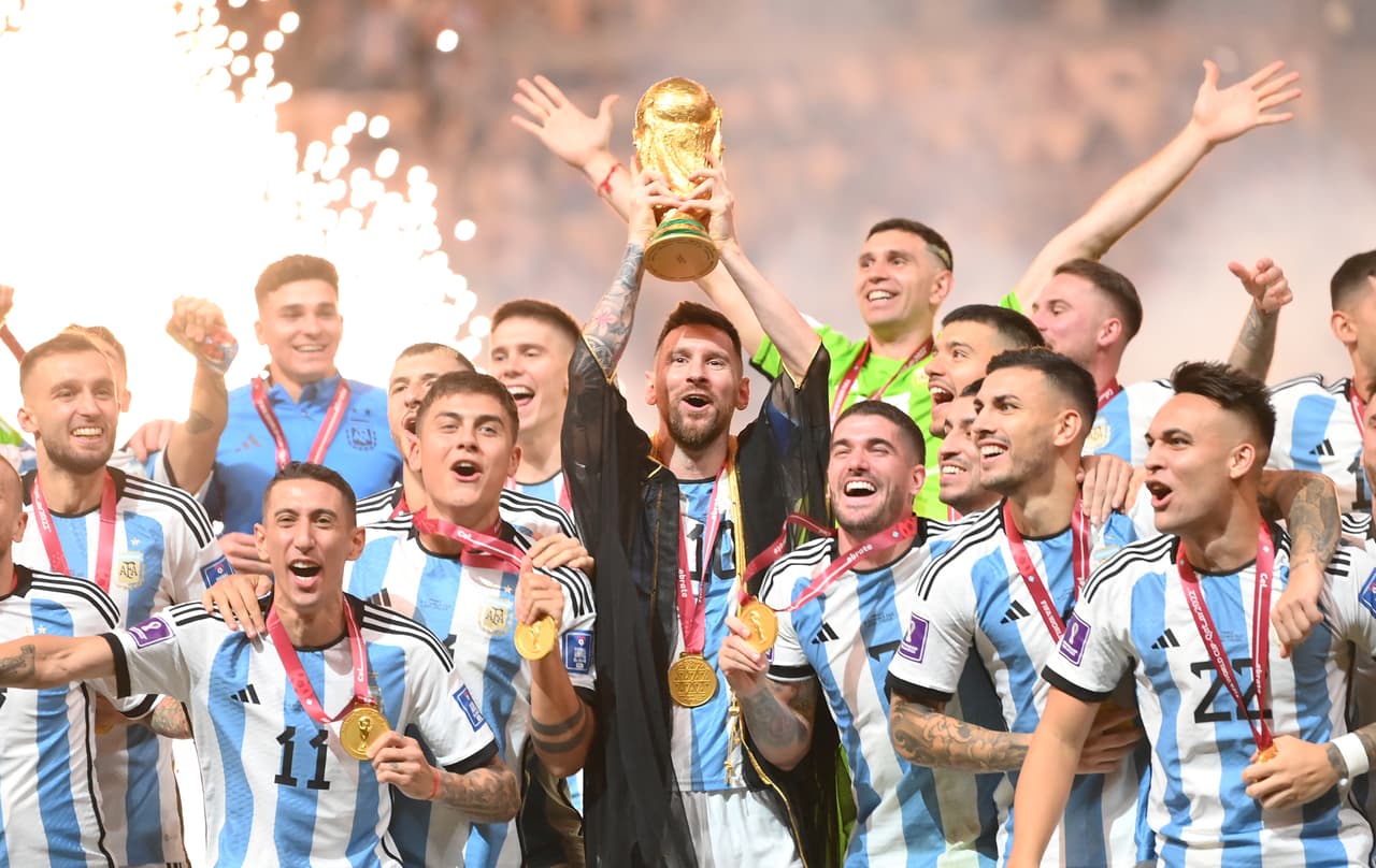 La selección de Argentina recibe la copa del mundo