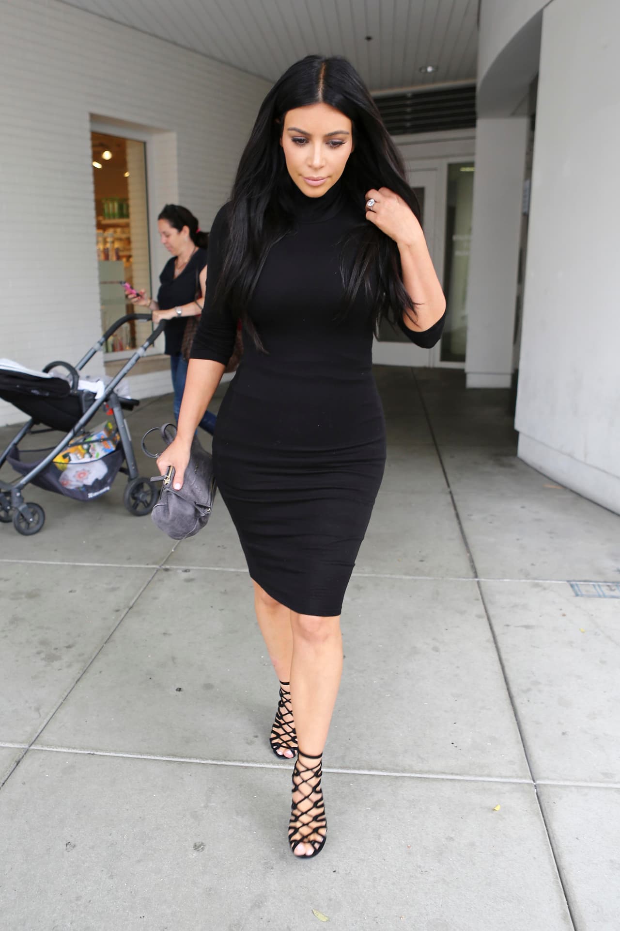 Kim Kardashian se lleva un puesto entre las mejores, esta vez no luce vulgar sino elegante con su atuendo todo en negro.
