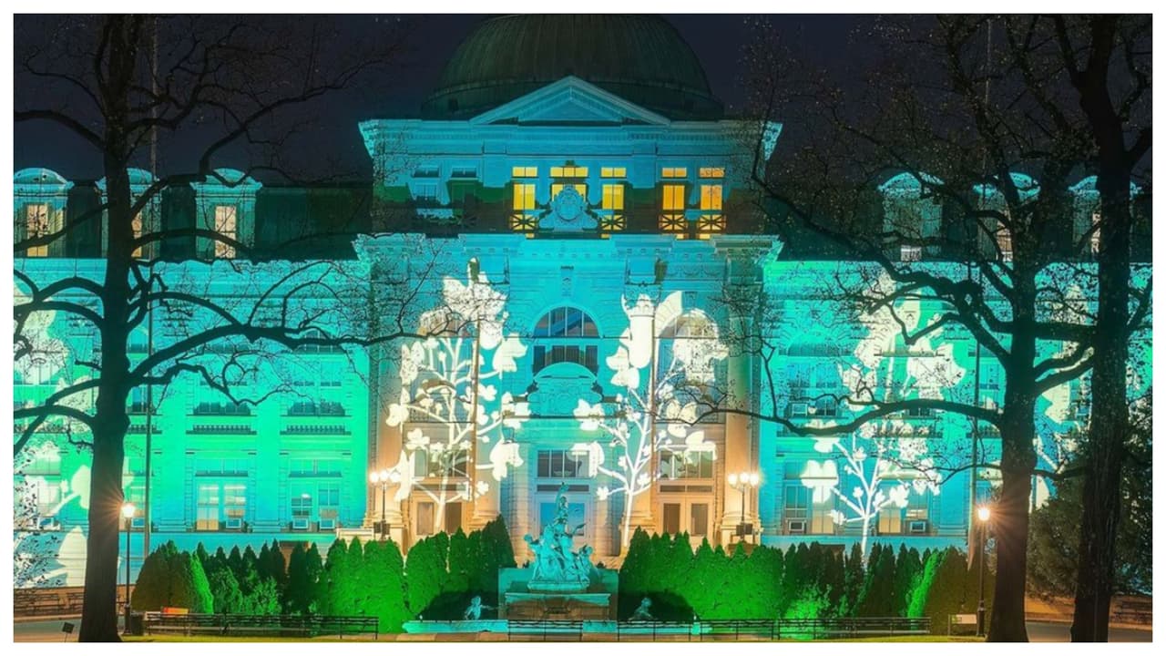 <a href="https://www.nybg.org/event/holiday-train-show/">Holiday Train Show and NYBG GLOW</a>
<br>2900 Southern Blvd. – Bronx
<br>
<a href="https://www.google.com/maps/dir/2900+Southern+Blvd,+The+Bronx,+NY+10458/@40.8616519,-73.8831153,17z/data=!4m17!1m7!3m6!1s0x89c2f37c59432439:0xd676d2e73f8ca621!2s2900+Southern+Blvd,+The+Bronx,+NY+10458!3b1!8m2!3d40.8616519!4d-73.8809266!4m8!1m0!1m5!1m1!1s0x89c2f37c59432439:0xd676d2e73f8ca621!2m2!1d-73.8809266!2d40.8616519!3e2">Cómo llegar</a>
<br>Tel. (718) 817-8700
<br>El NYBG, combina
<b> iluminación de jardines, trenes y figuras</b>, en un show llamado NYBG GLOW, con suntuosas instalaciones de luz, coreografiadas con música.
<br>