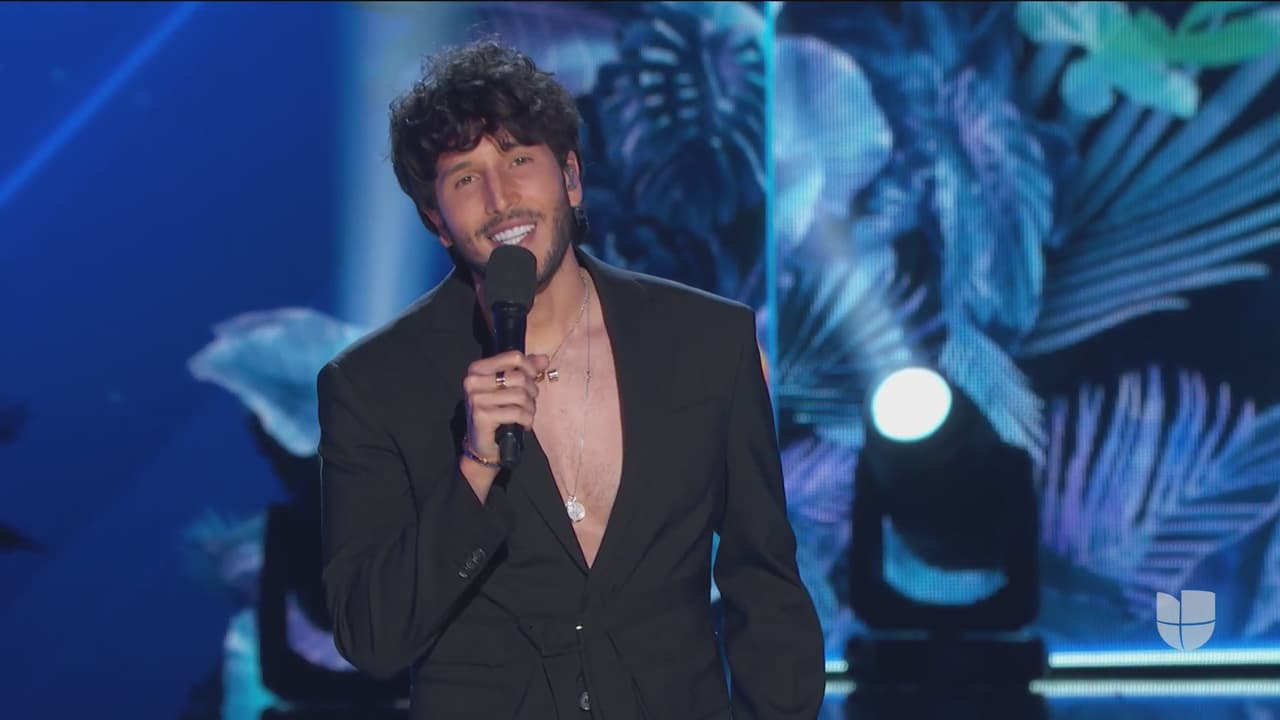 Durante la noche lo vimos cambiar de vestuario.