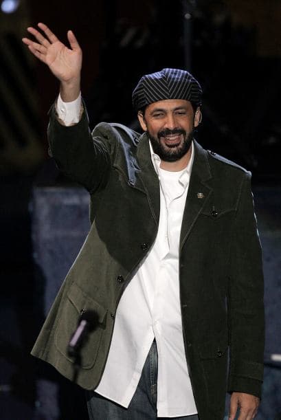 Por aquél año, Juan Luis Guerra ya había incursionado en la música, pero en la década de los ochenta, luego de actuar para un empresario llegó la gran oportunidad de firmar con una discográfica.