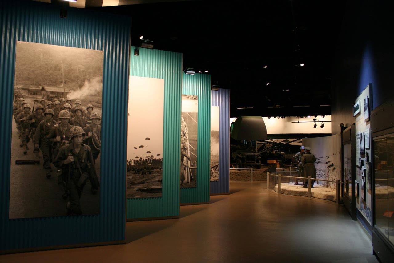 El Museo ofrece experiencias educativas interactivas y programas públicos para ilustrar el papel de las Fuerzas de Operaciones Especiales y Aerotransportadas del Ejército en la construcción y defensa de la nación, misiones humanitarias, iniciativas sociales y avances tecnológicos.