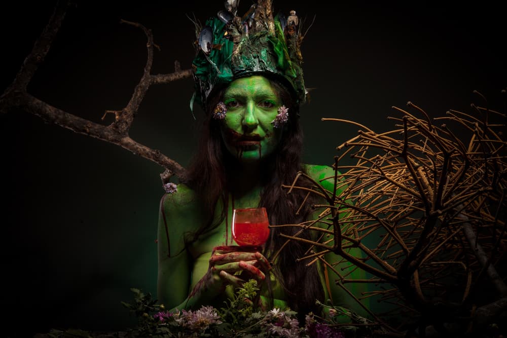 Como figuras demoníacas, se parecían mucho a estas otras figuras vampíricas como las 
<i>Lamias</i> de la antigua Grecia. Se les colocaban ofrendas en los cruces de camino para que se hartaran y no atacaran a los niños. Al mismo tiempo, si se quedaban allí, eran destruidas por la luz del sol.