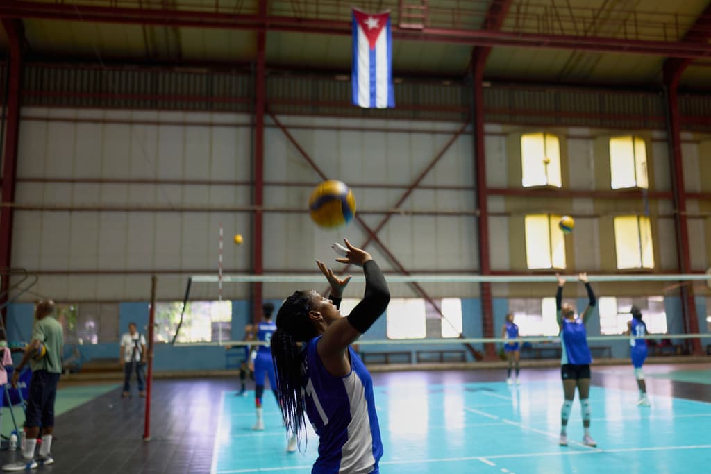 El equipo nacional cubano de voleibol femenino, entrenando en La Habana.