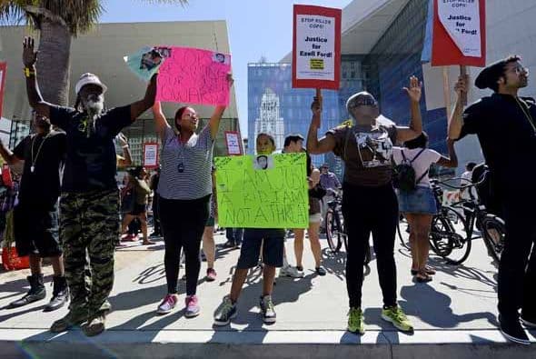 Angelinos alzaron su voz por los recientes casos de muerte, resultados del exceso de fuerza policial durante detenciones. En lo que va de agosto, por lo menos cuatro arrestos terminaron en muerte o con secuelas permanentes para los sospechosos han sido reseñadas en Los Ángeles. Detalles de los casos aquí: aquí