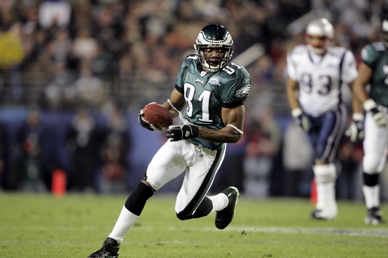 Previo al partido mucho se habló de la presencia del extrovertido receptor Terrell Owens quien había sufrido una pequeña fractura en un tobillo debido a la famosa tackleada del cuello que le propinó Roy Williams de los Cowboys. Owens pudo jugar el Super Bowl pero no sería su día.