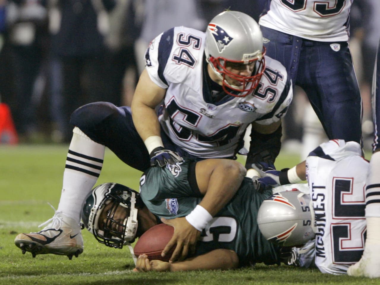 El Super Bowl XXXIX fue el último para una brillante generación de linebackers campeones con los Patriots. Tedy Bruschi, Willie McGinest, Mike Vrabel y Ted Johnson. El caso de Bruschi fue especial debido a la milagrosa recuperación que tuvo luego del extraño padecimiento de corazón que por poco le cuesta la vida.