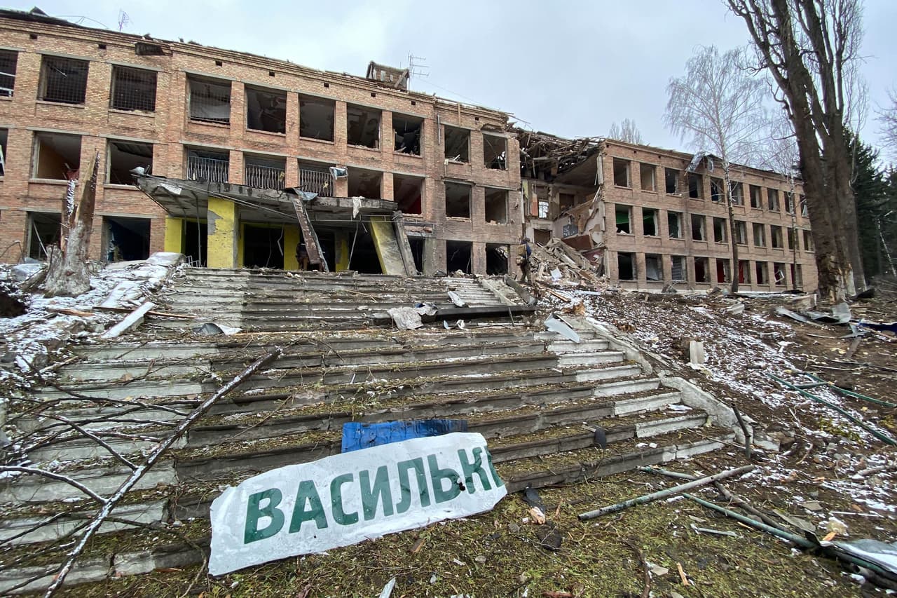 El Colegio Profesional de Vasylkiv, en Kiev, destruido por un ataque de cohetes rusos, el 1 de marzo. Las sanciones económicas de occidente amenazan a rusos muy adinerados que poseen propiedades en diferentes partes de Europa y envían a sus hijos a exclusivas escuelas privadas europeas.
<br>