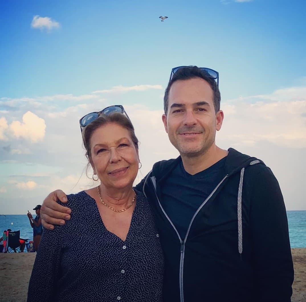 Su madre es uno de los motores en su vida, en cada oportunidad lo vemos disfrutando tiempo con ella.
<br>