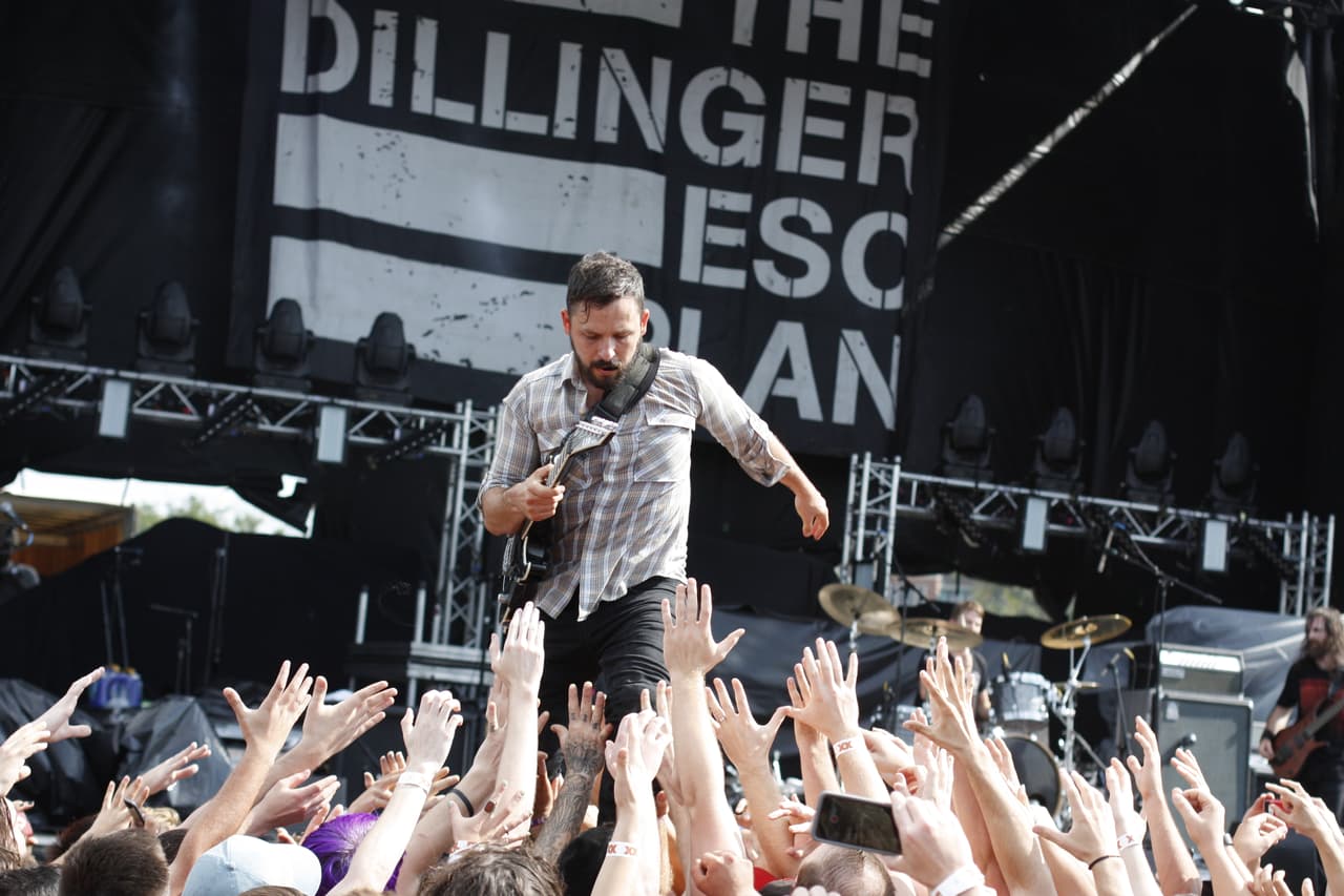 Dilinger Escape Plan se lanza entre sus fanaticos durante su presentación...