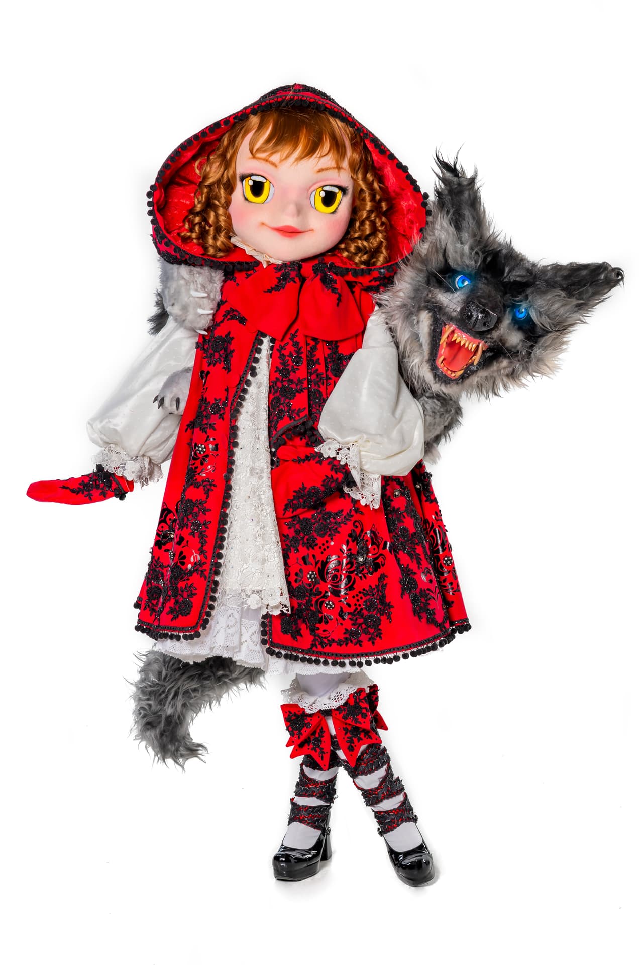 <b>Caperuza</b>. Este personaje vive entre lo vulnerable que es y lo fuerte que se muestra. Recorre sigilosa los pasillos de la escuela, a veces tímida, otras enloquecida.