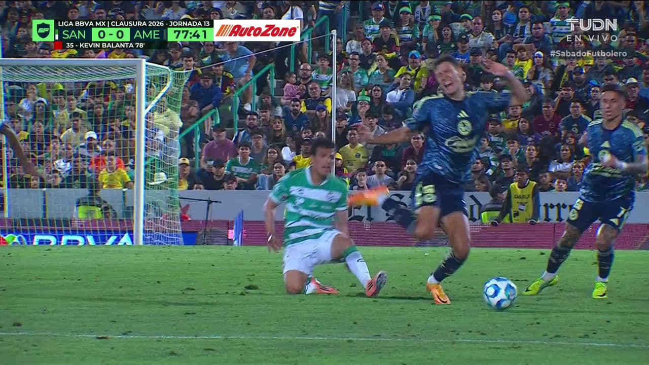 ¡Expulsión! El árbitro saca la roja directa a Kevin Picón.