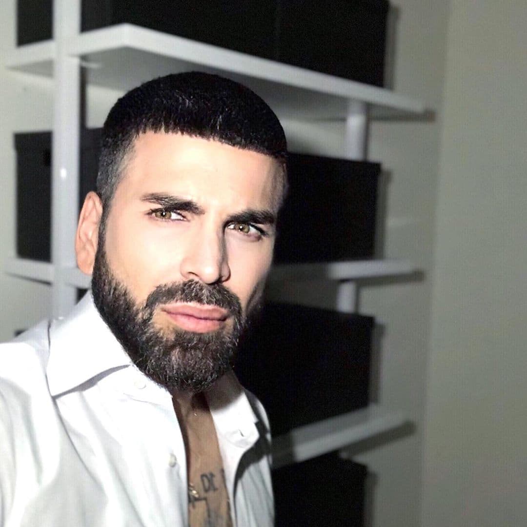 El experto en moda se ha caracterizado por ser arriesgado en los tonos que luce para su cabello, por lo que la incógnita será si se dejará el azul para 
<a href="https://www.univision.com/shows/el-gordo-y-la-flaca/el-look-de-clarissa-molina-le-recordo-a-jomari-goyso-su-infancia-y-tienes-que-ver-por-que-video">Premios Juventud</a>.