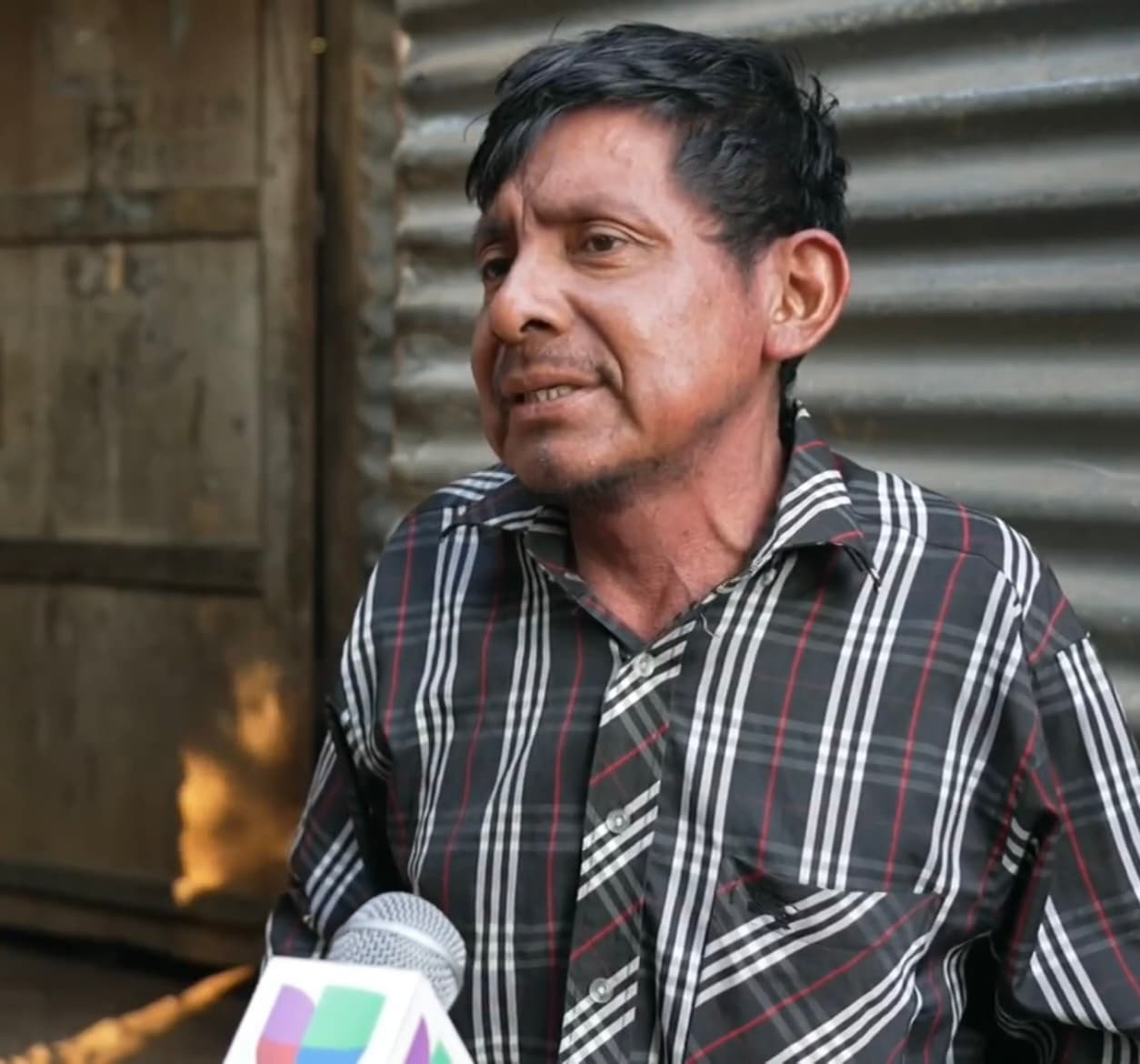 Y es que Rolando López Guzmán, papá de las menores, ha tenido que dejar de trabajar como albañil, debido a los estragos que le provoca estar desnutrido. “Me llega un fuerte dolor de cabeza y siento que me desmayo”, afirma.
<br>