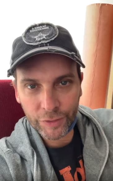 A través de sus redes sociales, el actor y presentador de origen argentino ha mantenido al tanto de la situación a sus seguidores.