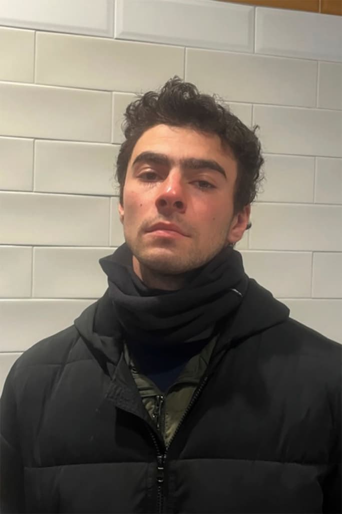 Luigi Mangione fue arrestado a las afueras de un McDonald's en Pensilvania, el 9 de diciembre, pues logró 
<b><a href="https://www.univision.com/noticias/estados-unidos/evidencias-policia-luigi-mangione-presunto-asesino-ceo-unitedhealthcare-brian-thompson" target="_blank">huir de la escena del crimen en Manhattan, a pie, en bicicleta y un taxi. </a></b>